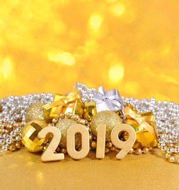 Noel süslemeleri bir bokeh arka planda arka plan üzerinde 2019 yılı altın rakamlar