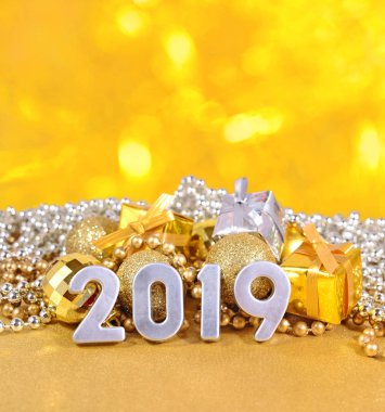 2019 yıl Noel süslemeleri bir bokeh arka planda arka plan üzerinde rakamlar gümüş