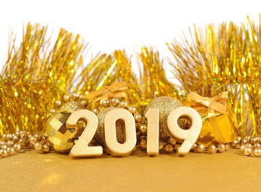 2019 yılı altın altın Noel süsleri arka plan üzerinde rakamlar