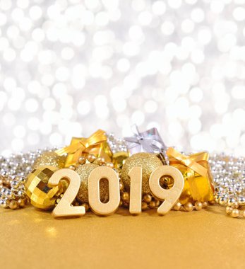 Noel süslemeleri bir bokeh arka planda arka plan üzerinde 2019 yılı altın rakamlar