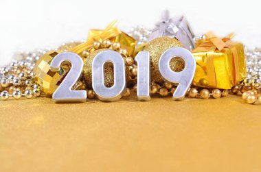 2019 yıl gümüş Noel süsleri arka plan üzerinde rakamlar