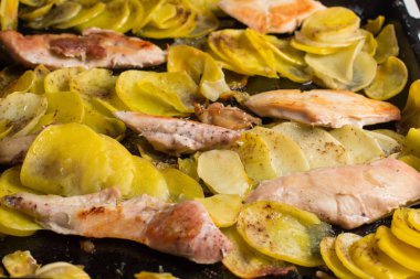 İştah açıcı kavrulmuş patates cips, kızarmış tavuk fileto.