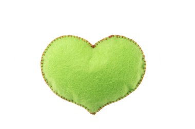 Beyaz izole arka planda Sevgililer günü için kalp şeklinde küçük yumuşak ev yapımı oyuncak