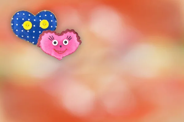在情人节的一个彩色背景下 以两颗心的形式出现的软自制玩具 — 图库照片