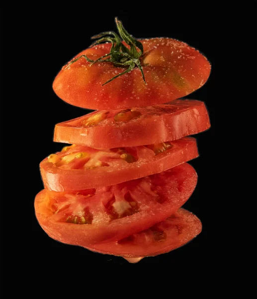 Gesneden Tomaat Met Zout Een Zwarte Achtergrond — Stockfoto