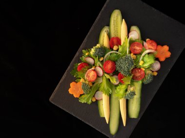 Siyah arka planda taze sebzeler