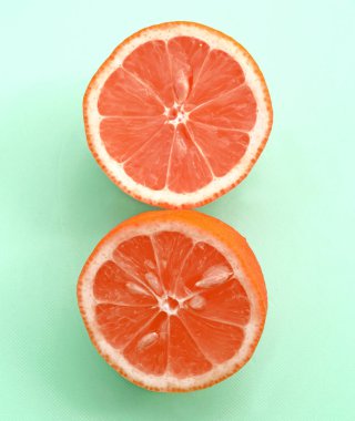 Mercan ve pastel mavi renk çapraz arka plan yaşayan. En az yaz meyve. Yıl 2019