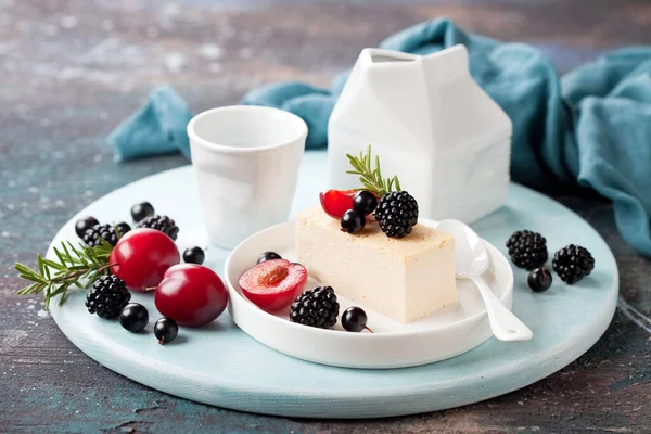 Cheesecake Slice Dessert Fresh Berries Fruit Selective Focus — Stock Photo, Image