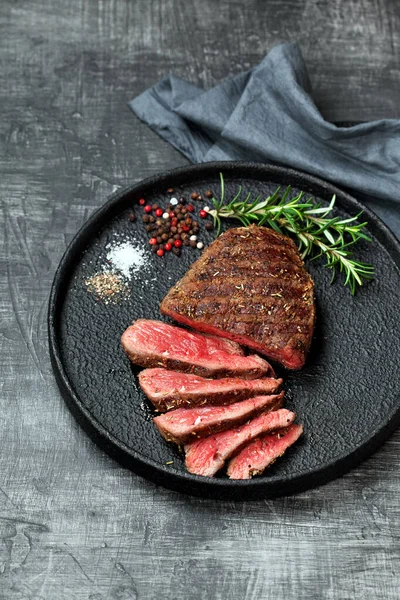 Közepes Szeletelt Ritka Grillezett Marhahús Steak Fűszerek Tányéron Szelektív Fókusz — Stock Fotó
