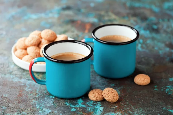 Two Metal Enameled Coffee Mugs Italian Almond Amaretti Cookies Selective — Stock Photo, Image