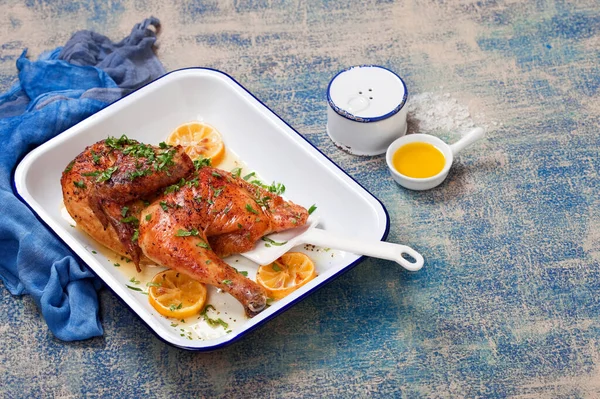 Half Roasted Chicken Lemon Enameled Baking Dish Selective Focus — Stock Photo, Image