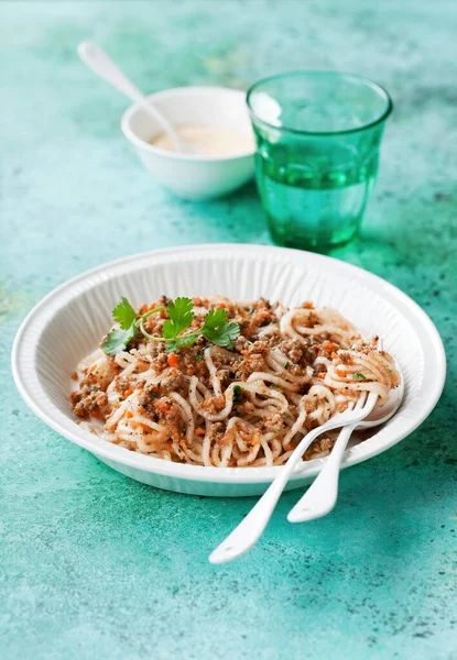 Keto Paleo Daikon Spaghetti Med Bolognese Sås Selektivt Fokus — Stockfoto