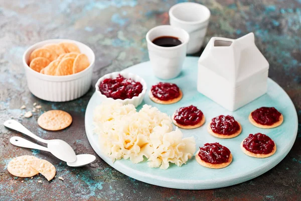 Cheese Tete Moine Mit Crackern Und Preiselbeermarmelade Selektiver Fokus — Stockfoto