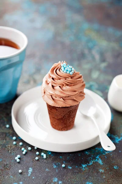 Schokoladen Cupcake Mit Blauen Zuckerstreuern Selektiver Fokus — Stockfoto