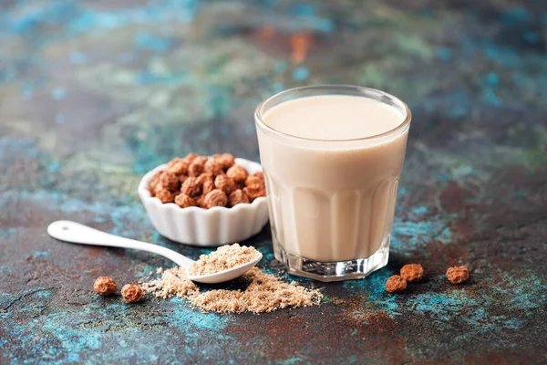 自家製タイガーナッツ小麦粉と牛乳 選択的な焦点 — ストック写真