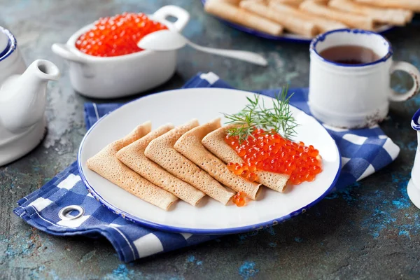 Frittelle Russe Tradizionali Con Caviale Rosso Piatto Messa Fuoco Selettiva — Foto Stock