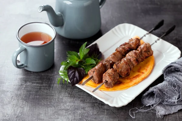 Carne Grelhada Espetos Ovos Keto Pão Plano Foco Seletivo — Fotografia de Stock