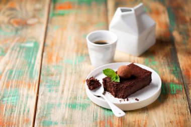 Ev yapımı paleo tarzı glütensiz browni tatlı patates, balkabağı ve çikolatalı trüf mantarı ile süslenmiş hindistan cevizi unundan yapılır.