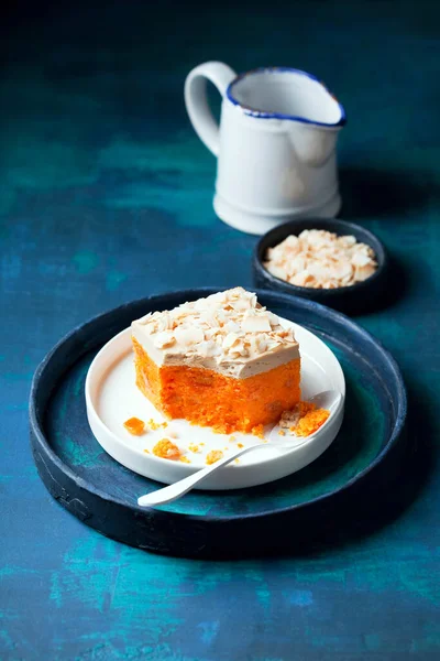 砂糖漬けのオレンジとココナッツクリームと自家製の生人参ケーキスライス 選択的フォーカス — ストック写真