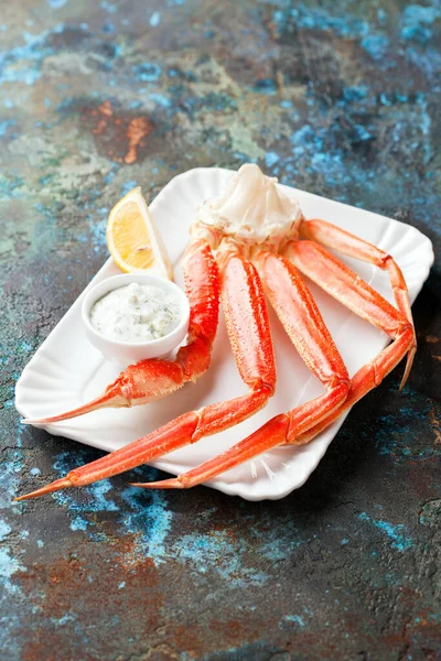 Crab Leg Tartar Sauce Lemon Selective Focus — Stock Photo, Image