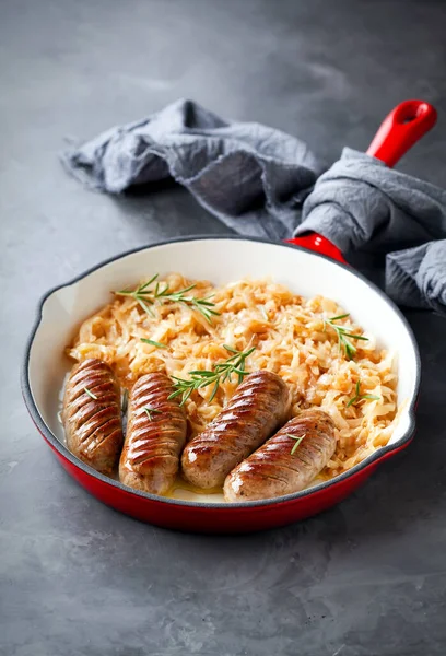 Embutidos Caseros Carne Frita Col Estofada Una Sartén Hierro Fundido —  Fotos de Stock