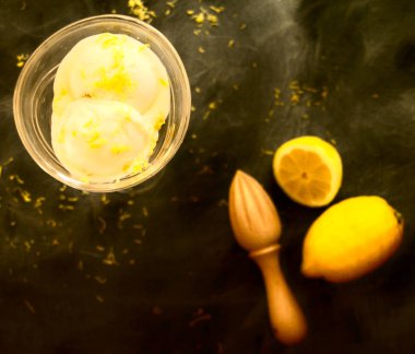 Limon dondurma ve odaklanmamış bir ve yarım limon, ahşap sıkacağı dahil olmak üzere Zenith görünümü