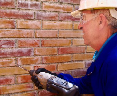 Tuğla bir duvar delme kask, eldiven ve iş gözlüğü, eski dostum, kapat