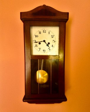 Turuncu duvarda eski ahşap saat