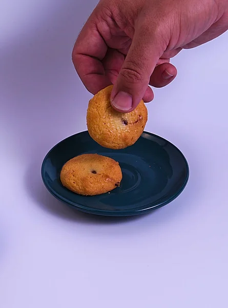 Derajat Foto Dua Kue Atas Piring Kecil Biru Salah Satunya — Stok Foto