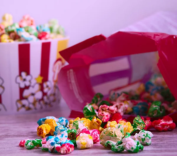 Düz bir plastik torba ve arkadaki renkli patlamış mısır bir kâse dışında renkli patlamış mısır resmi için