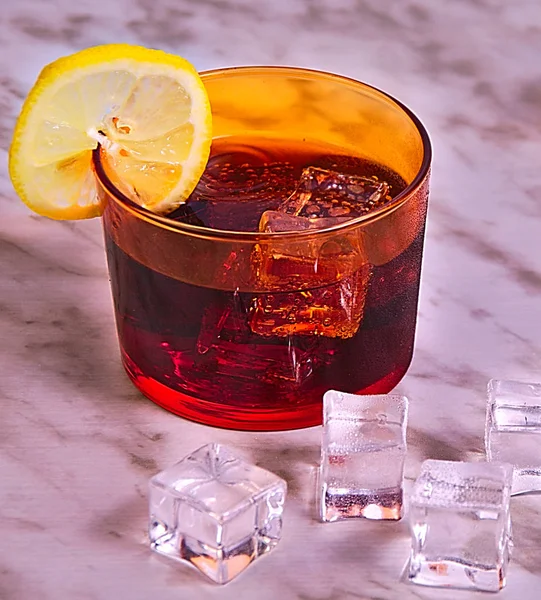 45 derece fotoğraf bir turuncu cam tozu, ICES ve bir dilim limon granit tahta üzerinde de dahil olmak üzere