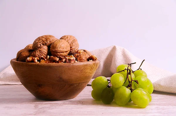 Straight Photo Group Walnuts Wood Bowl Group Green Grapes All — Stock Photo, Image