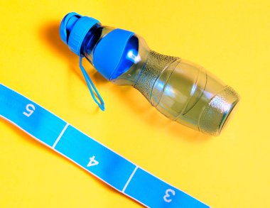 mavi şişe ve mavi kemer spor, sayı 3, 4 ve 5 sarı arka plan üzerinde kemer üzerine de dahil olmak üzere 75 derece resmi