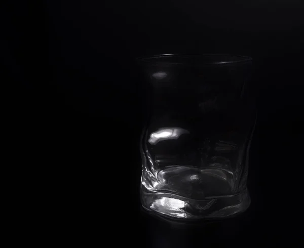 Siyah ve beyaz boş bardak viski ve siyah arka plan resmini dümdüz devam