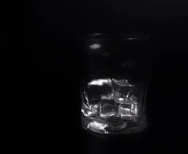 Czarno Białe Prosto Obraz Pustą Szklankę Whisky Włączając Lód Kostki — Zdjęcie stockowe