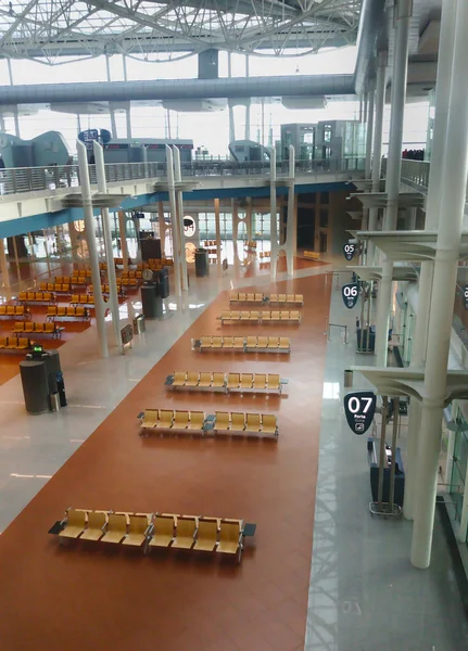Пейзаж Пустого Терминала Аэропорта Включая Деревянные Сиденья Номера Ворот — стоковое фото