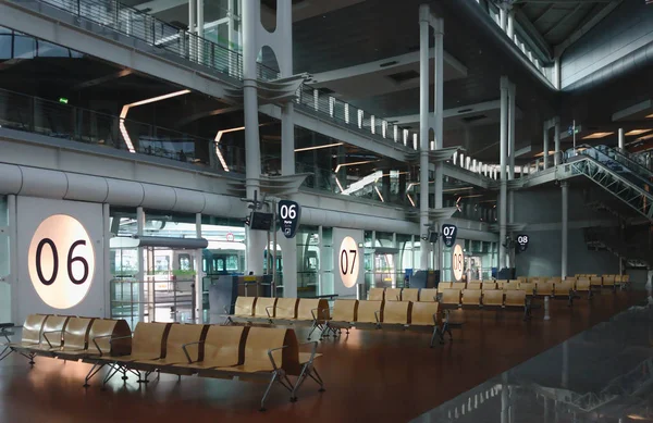 Landscape Empty Airport Terminal Including Wood Seats Gate Numbers — Stock Photo, Image