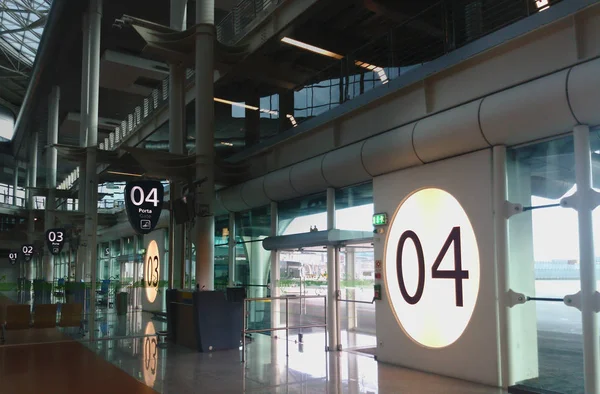 Nahaufnahme Von Gate Nummer Des Leeren Und Modernen Flughafenterminals — Stockfoto
