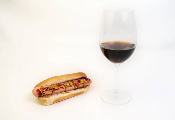 Bodegón Hot Dog Copa Vino Con Soda Interior Fondo Blanco —  Fotos de Stock