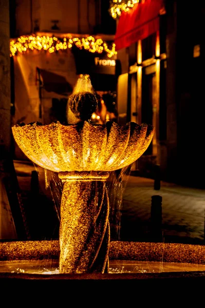 Obraz Fontanna Nocą Oświetlone Przez Pomarańczowe Światło Samym Centrum Madrytu — Zdjęcie stockowe