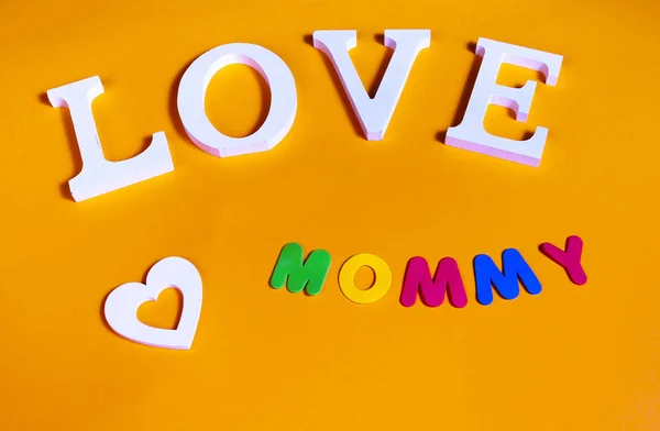 白の単語の愛 白心臓とオレンジ色の背景での文字色ママの 度画像 — ストック写真