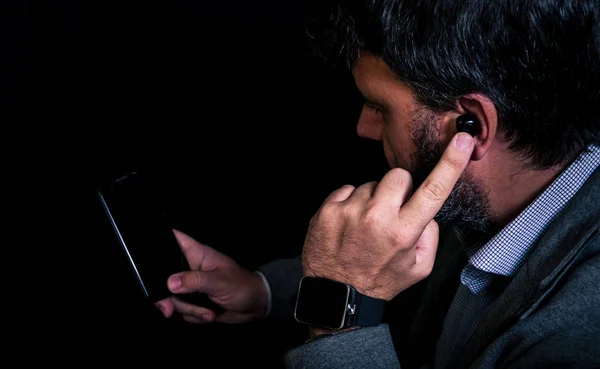 adam akıllı telefon ve kablosuz kulaklık bağlı smartwatch kullanarak resmi kapatın