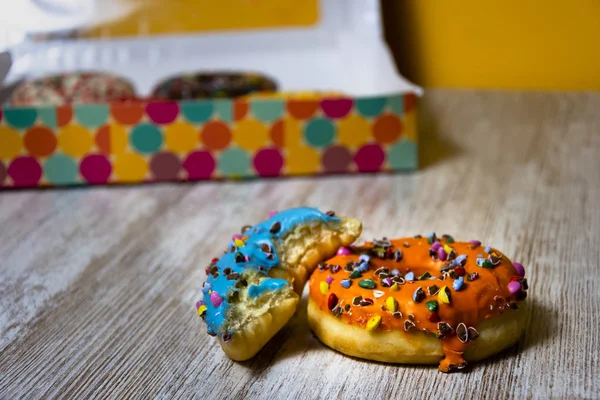 Ahşap masa üzerinde iki renkli donut