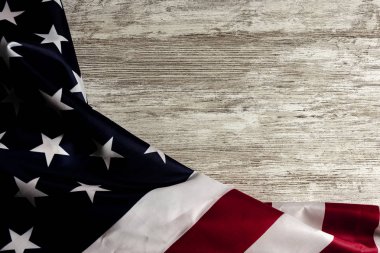 Ahşap masa üzerinde Amerika Birleşik Devletleri bayrağı, bir çerçeve oluşturma