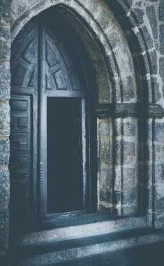 eski kilisenin giriş