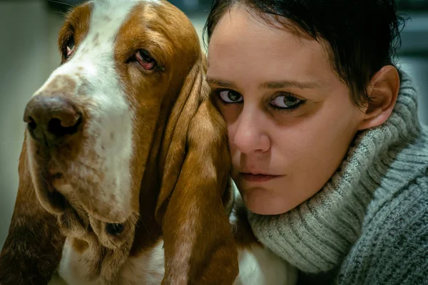 Köpek ve kadın doğrudan kameraya bakıyor