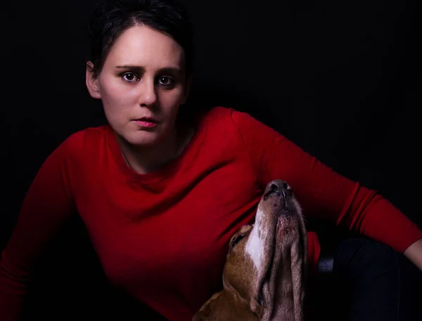 Kırmızı pullover giyen köpek ve kadın