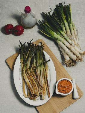 Calcots denilen pişmiş sebzeler