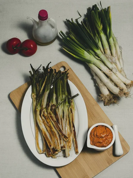 Calcots denilen pişmiş sebzeler