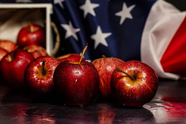 Kırmızı elma ve yıldız ve çizgili Amerikan bayrağı
